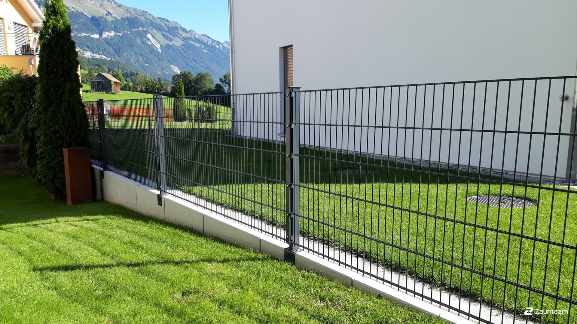 Doppelstabmattenzaun in Hanglagen: Eine Anleitung zur Installation auf unebenem Gelände