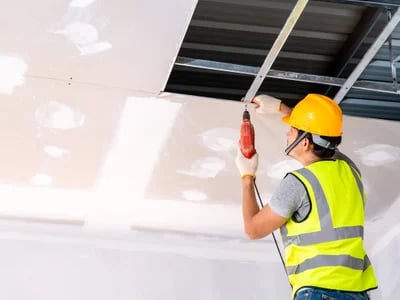 Welche Risiken das Decke verputzen birgt und was du stattdessen tun kannst