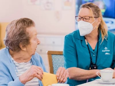 Wie eine 24 Stunden Pflegekraft für mehr Sicherheit und Wohlbefinden sorgt