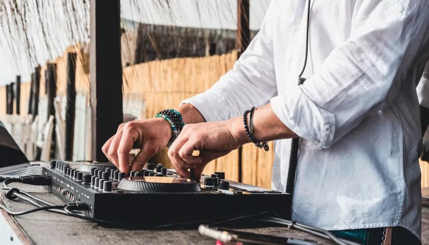 Eine Symphonie der Liebe: Feiern Sie Ihre Verbindung mit DJ Salzburgs Melodic Touch