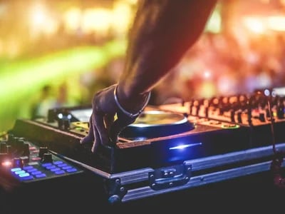 Eine Symphonie der Liebe: Feiern Sie Ihre Verbindung mit DJ Salzburgs Melodic Touch