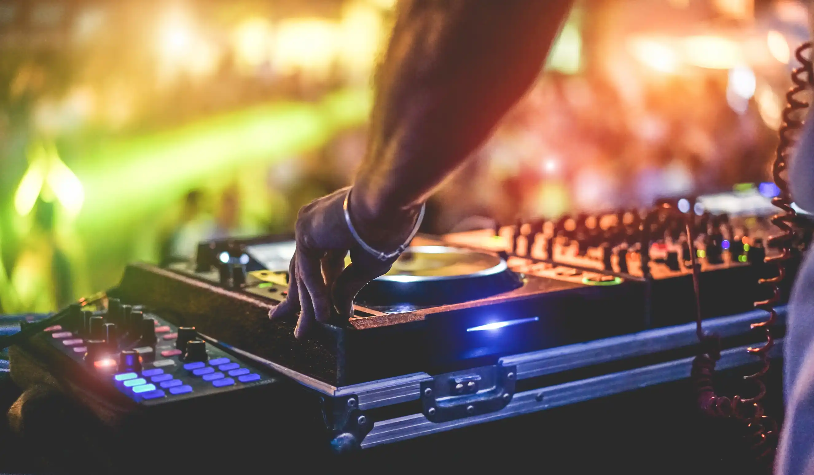 Eine Symphonie der Liebe: Feiern Sie Ihre Verbindung mit DJ Salzburgs Melodic Touch